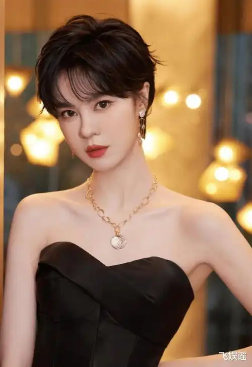 郁可唯的美貌被低估,穿抹胸黑裙秀"筷子腿",狗啃短发又酷又美_网易
