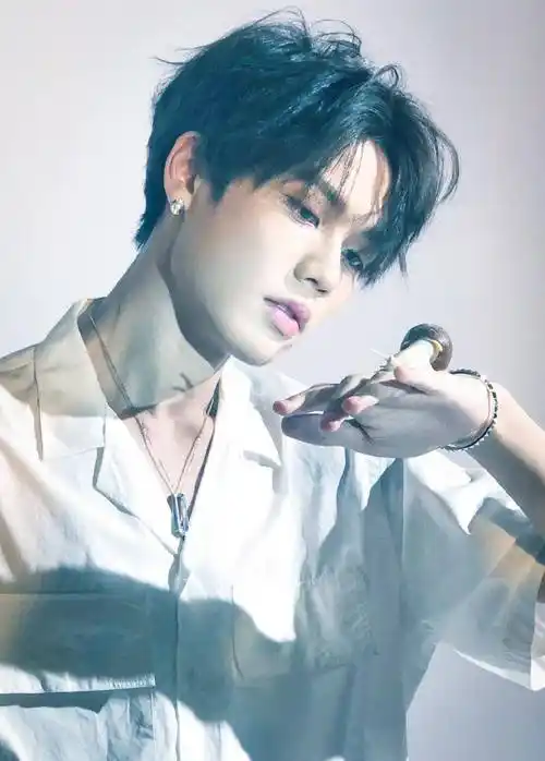 花美男林彦俊的白衬衫穿搭每一张都可以当壁纸送给你们了