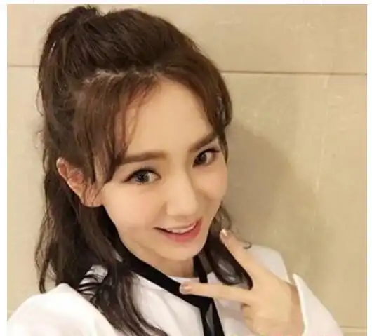 她把头发简单地扎成了一个高位的马尾头发型,这样的潮女八字刘海给过