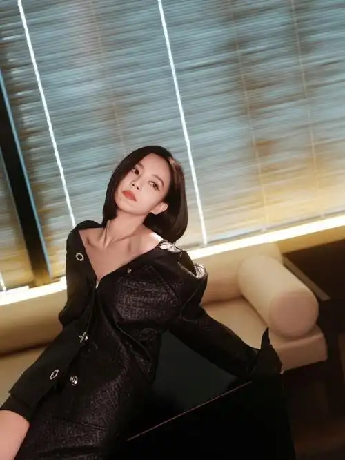 不管全身还是怼脸拍都一样美!#李一桐玫瑰花暗黑系照片