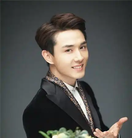 【图】韩国艺人李承铉家庭背景资料揭秘 老婆戚薇丸子头遭调侃