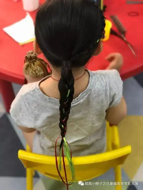 岚岚小辫子儿童编发 第122个发型 简单的彩带穿法不一样的视觉效果