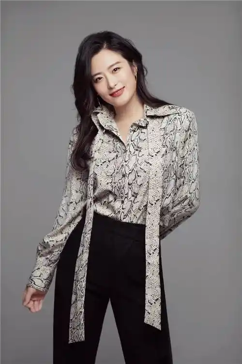 连衣裙的徐百慧,大方秀出精致锁骨和性感美肩,高贵冷艳的气质显露无遗