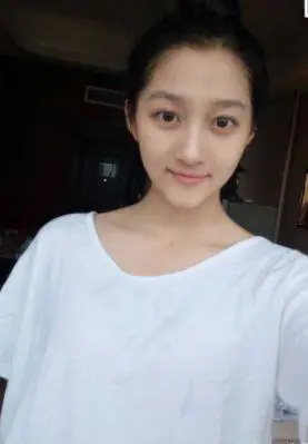 并且还是鹿晗的女朋友,备受大家的关注,那么关晓彤卸妆后是什么样的呢