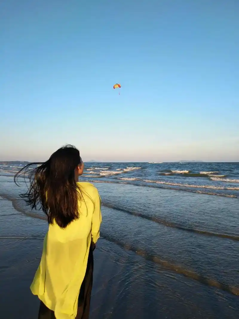 那是第一次去看海,真的震撼.#旅行 #海边随拍 #背影 #美 - 抖音