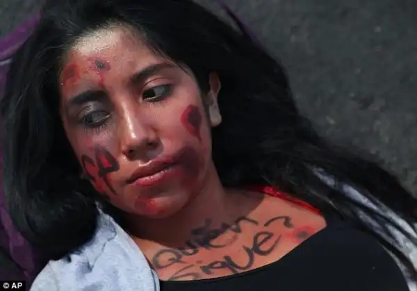 墨西哥一市长勾结警察毒贩屠杀49名学生并焚尸(3)