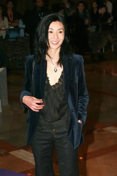 张曼玉还是败给岁月穿一身红裙瘦到皮包骨憔悴到让人心疼