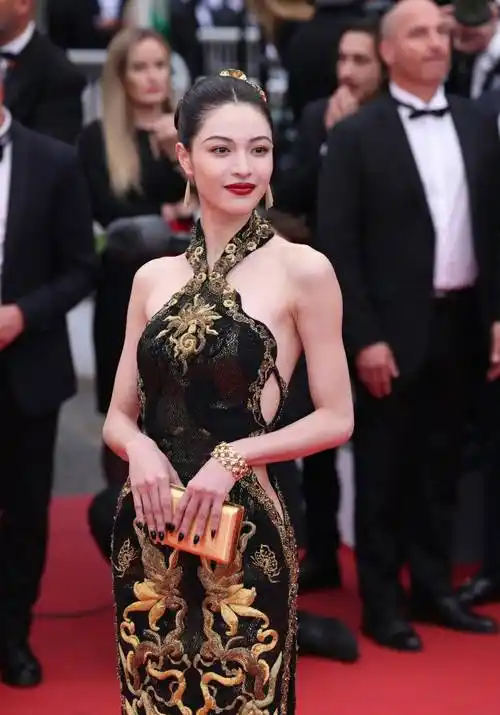 钟楚曦戛纳红毯秀,一袭肚兜式改良旗袍,尽显古典韵味_金色_黑色_刺绣