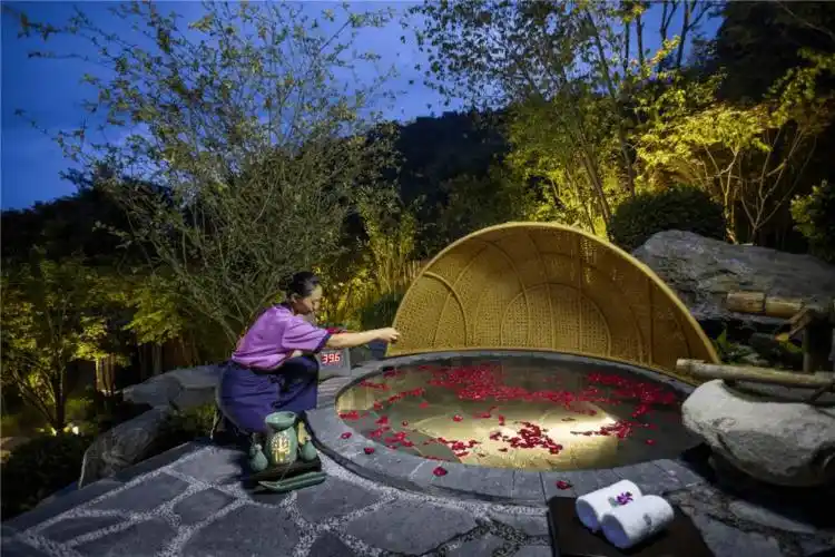 温泉汤屋2晚,无限次体验悦椿户外39个温泉泡池~_温泉之乡