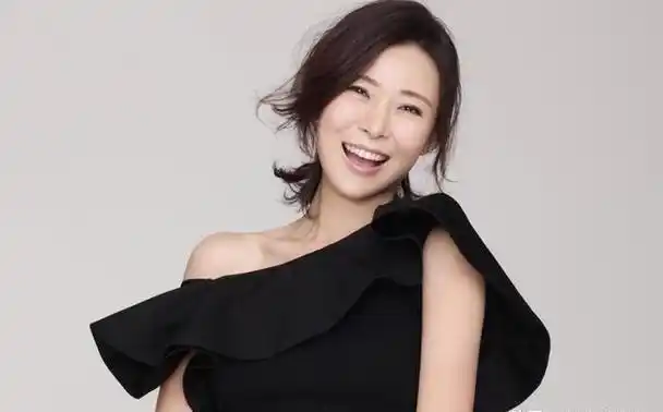 【柯蓝的感情生活】由于父母的婚姻关系破裂,柯蓝跟随母亲移居上海