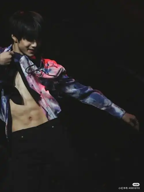 刘耀文腹肌来了