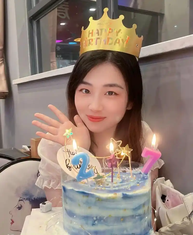 分享照片 #做个快乐的女孩 #生日快乐 喜欢过生日拍照发圈 - 兑音